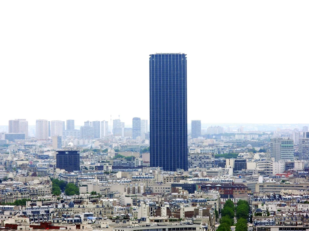 Tour Montparnasse dominant Paris, vue depuis la tour Eiffel